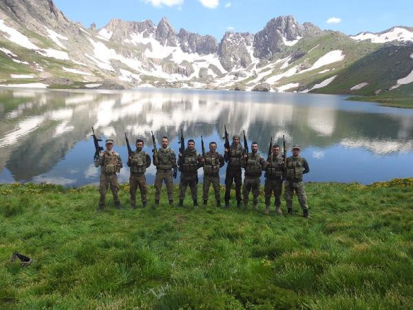 İkiyaka Dağları'na Askerler dev Türk bayrağı astı - Resim: 4