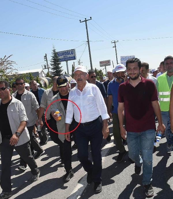 Kılıçdaroğlu yürüyüşte bir şişe sıkma portakal suyu içiyor - Resim: 3