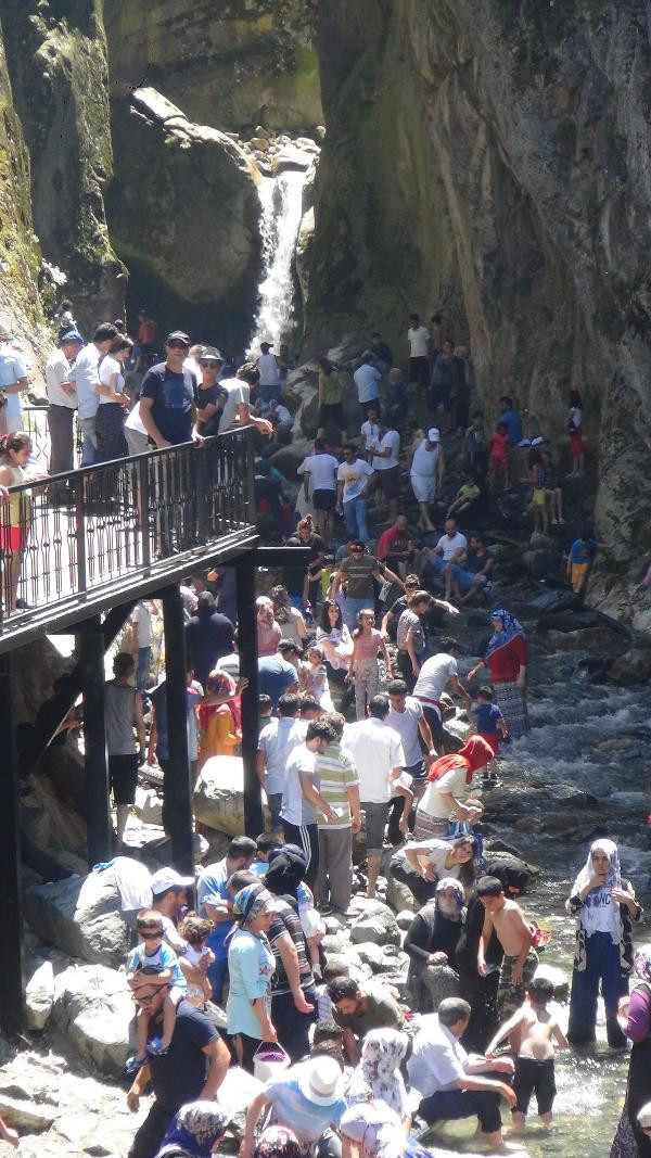 Deniz ve havuz yetmedi: Serinlemek isteyenler Saitabat Şelalesi'ne akın etti - Resim: 2