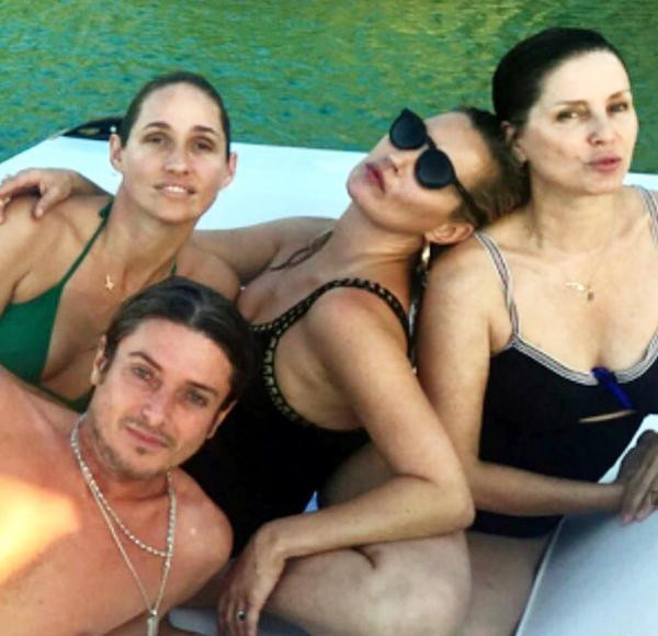 Kate Moss Bodrum'da havuz başında güneşleniyor - Resim: 2