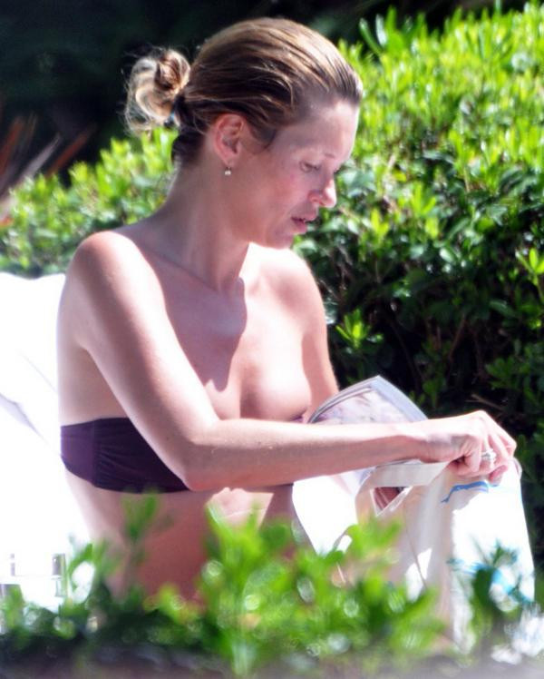 Kate Moss Bodrum'da havuz başında güneşleniyor - Resim: 3