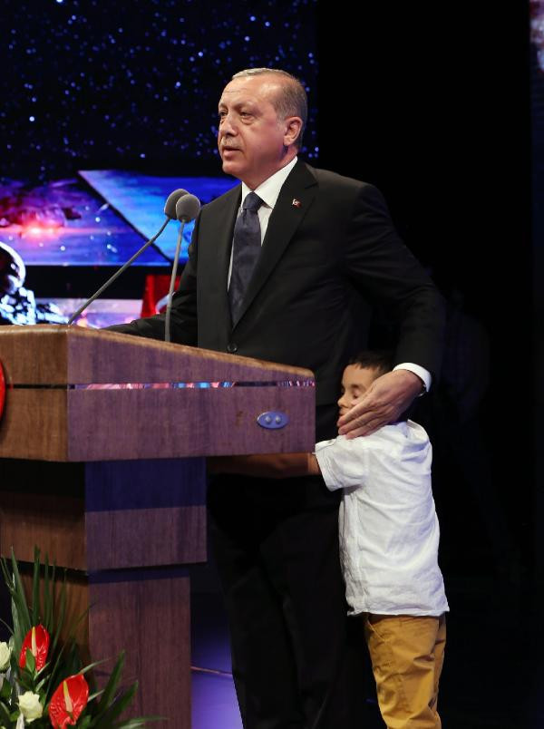 Erdoğan kürsüde konuşurken ilginç olay: Çocuk Erdoğan'a sarılınca - Resim: 8