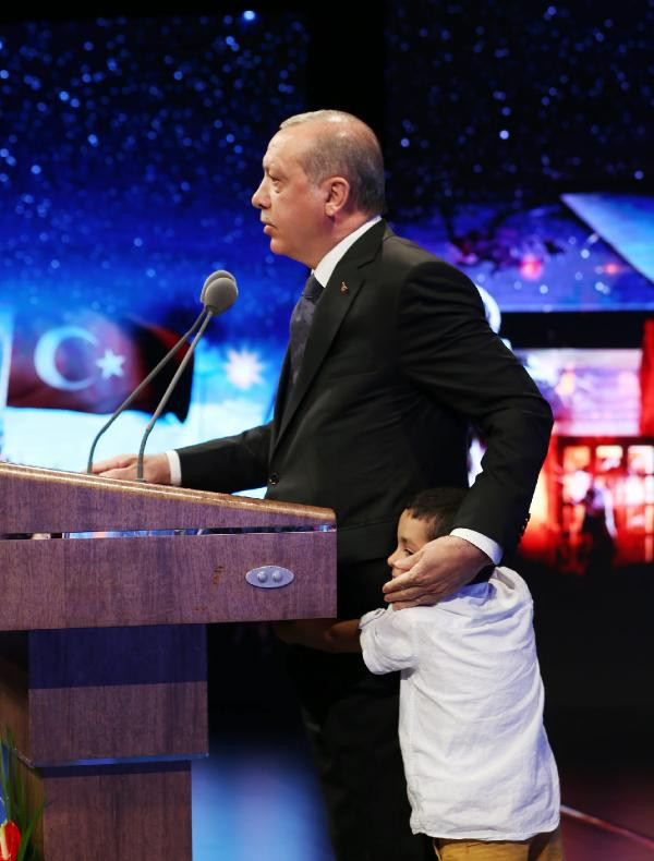 Erdoğan kürsüde konuşurken ilginç olay: Çocuk Erdoğan'a sarılınca - Resim: 1