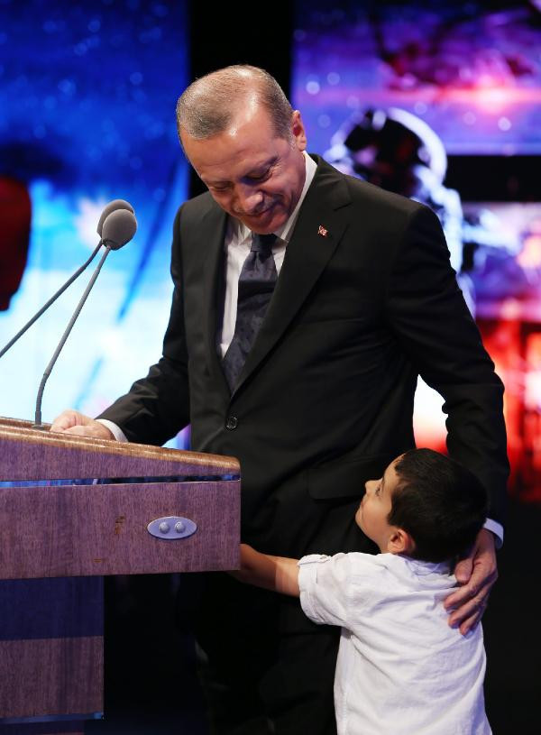 Erdoğan kürsüde konuşurken ilginç olay: Çocuk Erdoğan'a sarılınca - Resim: 9