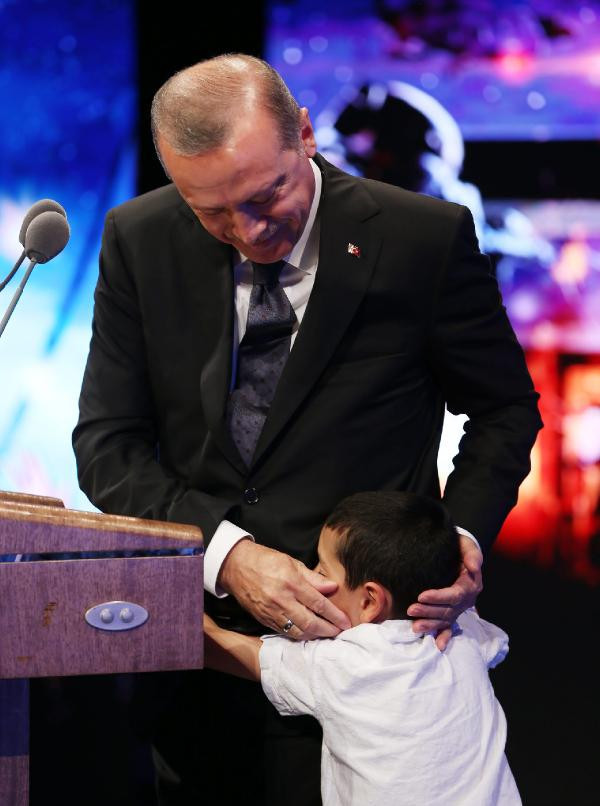 Erdoğan kürsüde konuşurken ilginç olay: Çocuk Erdoğan'a sarılınca - Resim: 3