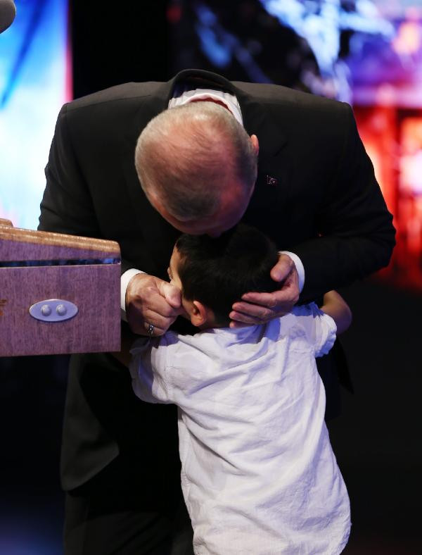 Erdoğan kürsüde konuşurken ilginç olay: Çocuk Erdoğan'a sarılınca - Resim: 10