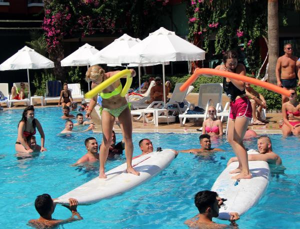 Tatilciler havuz aktiviteleriyle serinledi - Resim: 2