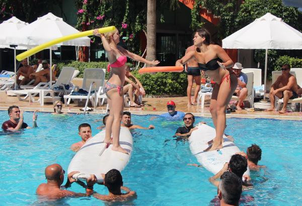 Tatilciler havuz aktiviteleriyle serinledi - Resim: 3