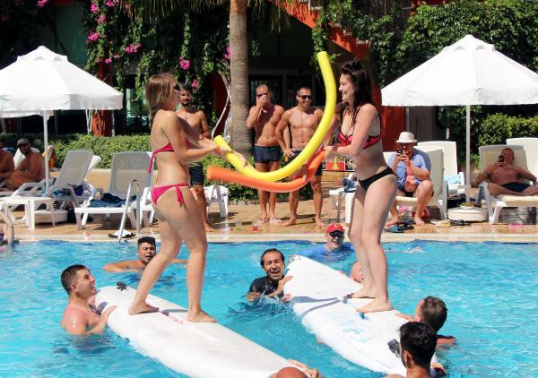 Tatilciler havuz aktiviteleriyle serinledi - Resim: 8