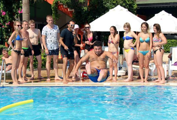 Tatilciler havuz aktiviteleriyle serinledi - Resim: 9