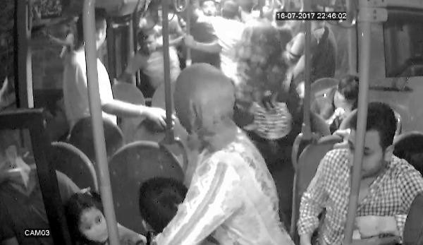 Halk otobüsündeki taciz kavgası güvenlik kamerasında - Resim: 1