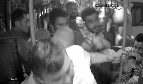 Halk otobüsündeki taciz kavgası güvenlik kamerasında - Resim: 2