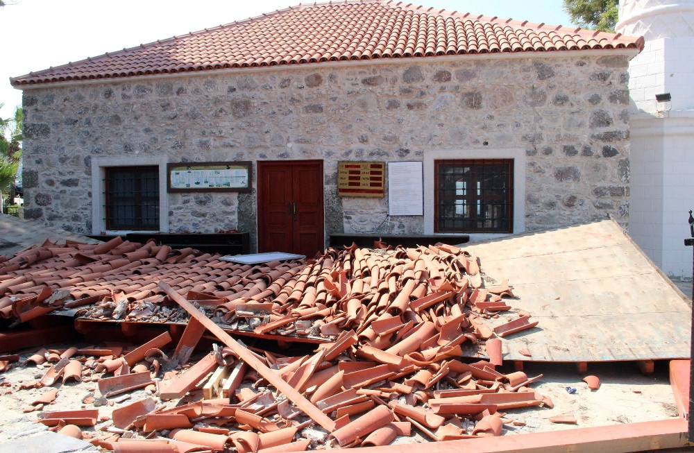 Bodrum açıklarında meydana gelen deprem binalarda ağır hasara yol açtı - Resim: 1