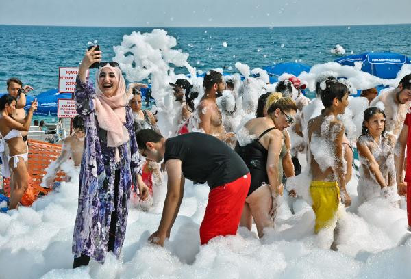 Antalya plajlarının gözdesi: Köpük partileri - Resim: 4