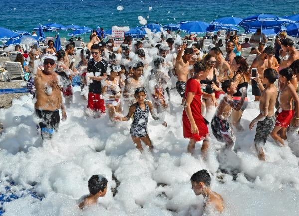 Antalya plajlarının gözdesi: Köpük partileri - Resim: 6