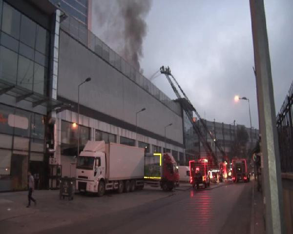 İstanbul'da korkutan otel yangını! Turistler sokağa koştu - Resim: 1
