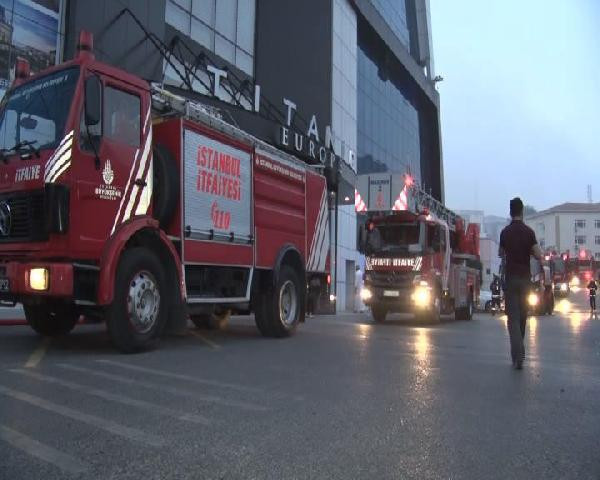 İstanbul'da korkutan otel yangını! Turistler sokağa koştu - Resim: 5