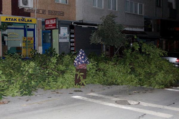Dolu ve fırtına İstanbul'u yıkıp geçti! İşte son durum - Resim: 3