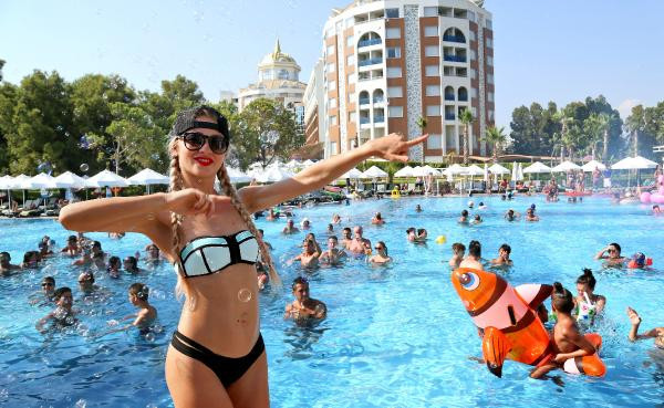 Antalya'da turistleri coşturan havuz partisi - Resim: 1
