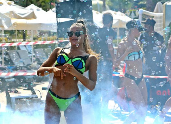 Antalya'da turistleri coşturan havuz partisi - Resim: 2