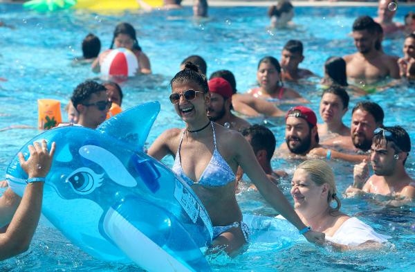 Antalya'da turistleri coşturan havuz partisi - Resim: 6