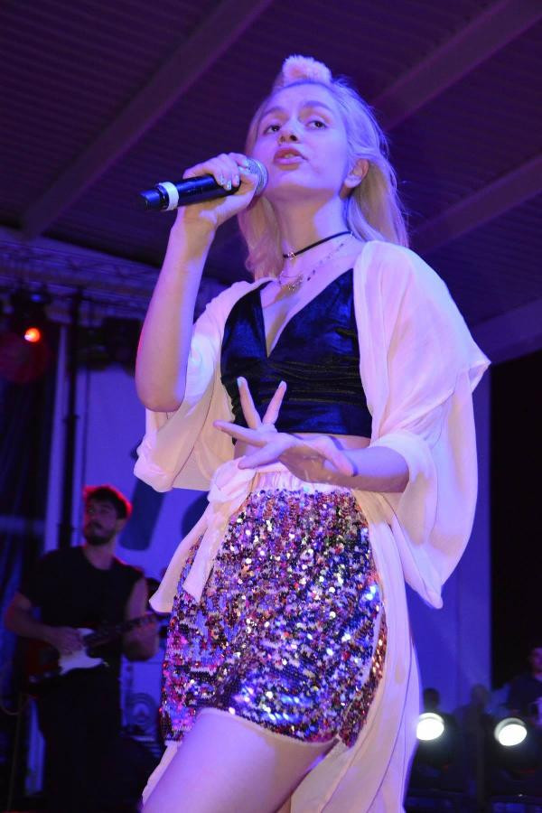 Aleyna Tilki mini eteği ve pembe ayıcığıyla sahneye çıktı - Resim: 5