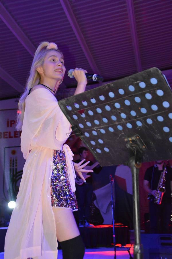Aleyna Tilki mini eteği ve pembe ayıcığıyla sahneye çıktı - Resim: 6