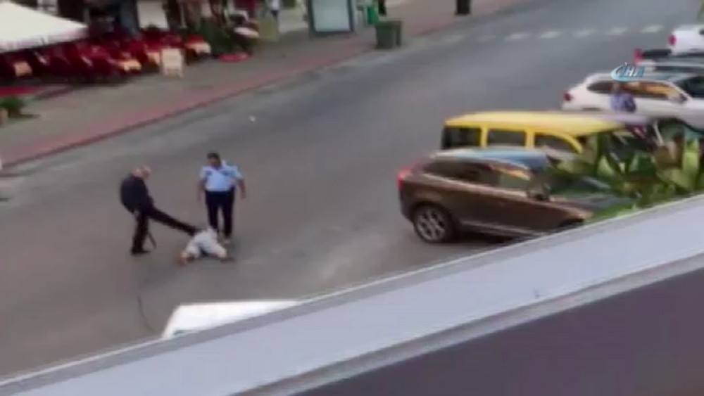 Son dakika: Antalya'da Polisten yerde yatan kadına insanlık dışı dayak! Şok görüntüler - Resim: 2