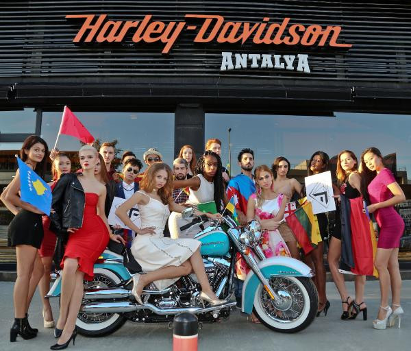 Güzeller Harley Davidson'a bindi - Resim: 1