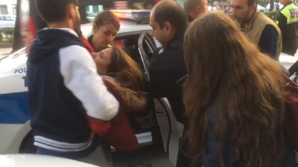 Genç kadına sokak ortasında saldırdı, yerde sürükledi - Resim: 1