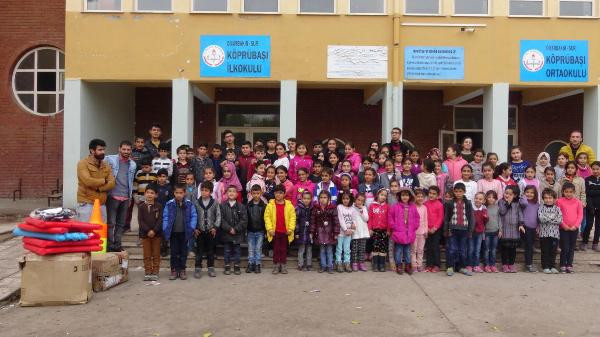 Arka Sokaklar'ın Mesut komiseri Şevket Çoruh’tan Sur’daki çocuklara Spor malzemesi yardımı - Resim: 1
