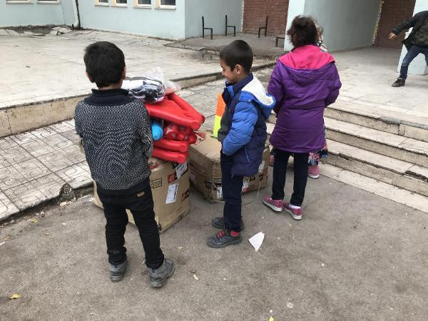 Arka Sokaklar'ın Mesut komiseri Şevket Çoruh’tan Sur’daki çocuklara Spor malzemesi yardımı - Resim: 4