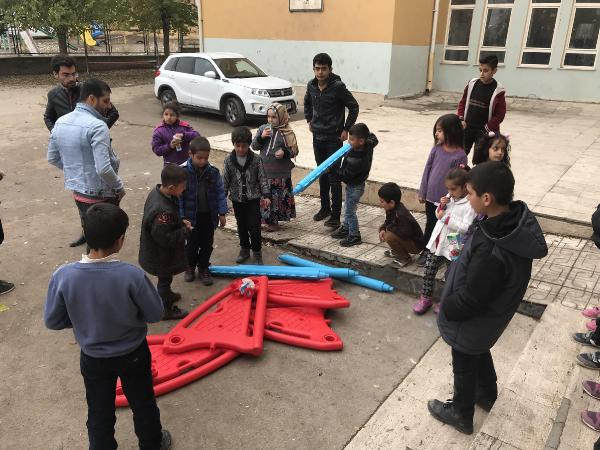 Arka Sokaklar'ın Mesut komiseri Şevket Çoruh’tan Sur’daki çocuklara Spor malzemesi yardımı - Resim: 5