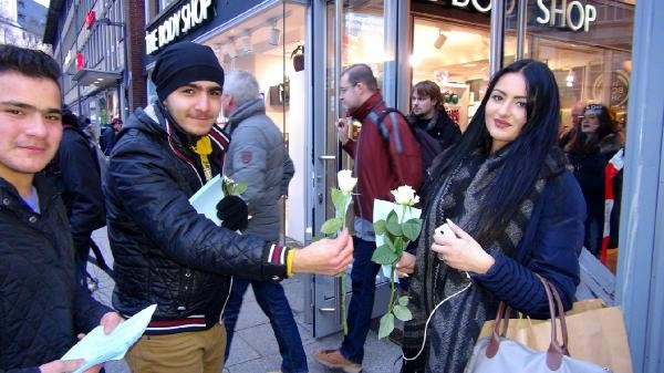 Suriyeli mülteciler Köln'de tacizin yaşandığı meydanda kadınlara gül dağıttı - Resim: 3