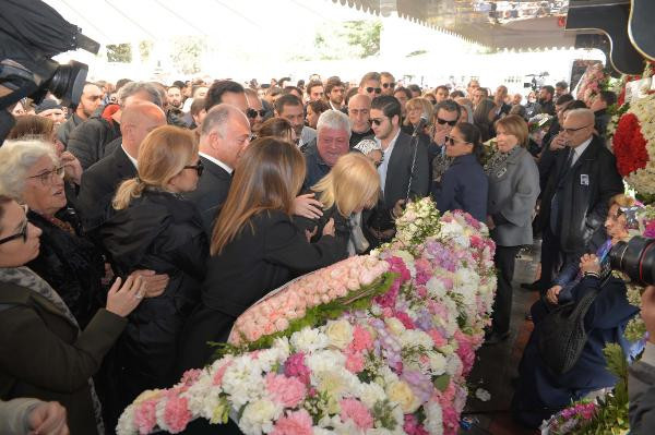 Mina Başaran'ın cenaze töreninde gözyaşları sel oldu - Resim: 3