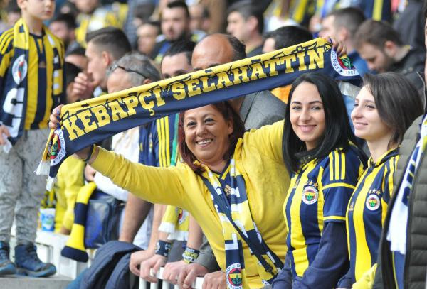 Fenerbahçe stadında açılan Galatasaray pankartına alkış yağdı - Resim: 1