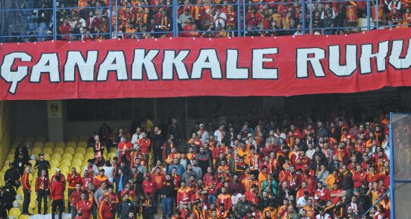 Fenerbahçe stadında açılan Galatasaray pankartına alkış yağdı - Resim: 3