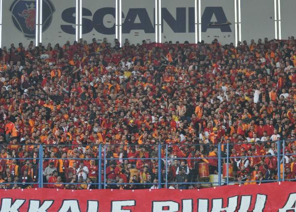 Fenerbahçe stadında açılan Galatasaray pankartına alkış yağdı - Resim: 4