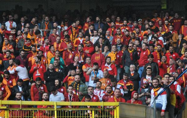 Fenerbahçe stadında açılan Galatasaray pankartına alkış yağdı - Resim: 5