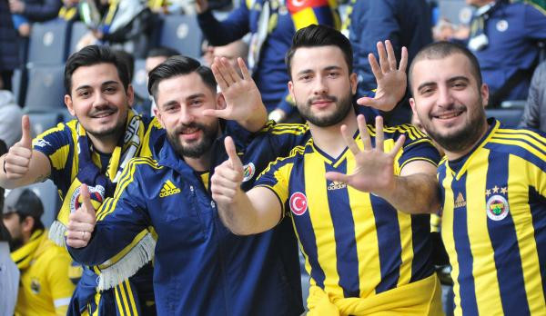 Fenerbahçe stadında açılan Galatasaray pankartına alkış yağdı - Resim: 6