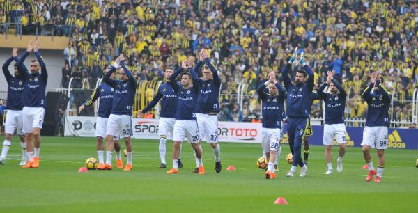 Fenerbahçe stadında açılan Galatasaray pankartına alkış yağdı - Resim: 7
