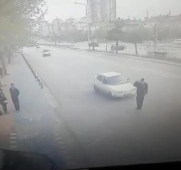 Konya Valisi'ne selam veren polise otomobil çarptı - Resim: 1