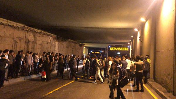 Zincirlikuyu'da gece yarısı servis dışı metrobüs isyanı - Resim: 1