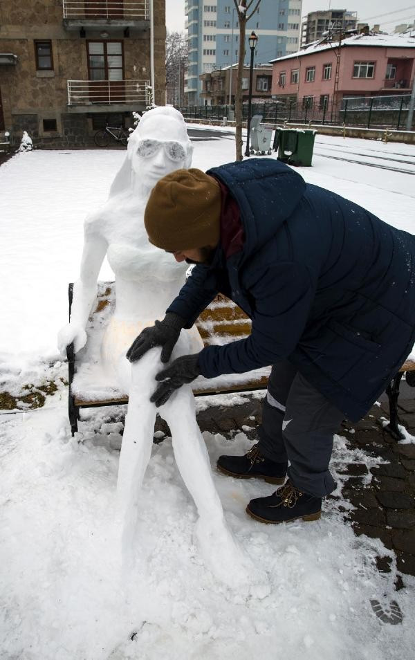 Kardan bikinili kadın heykeli yaptı - Resim: 1