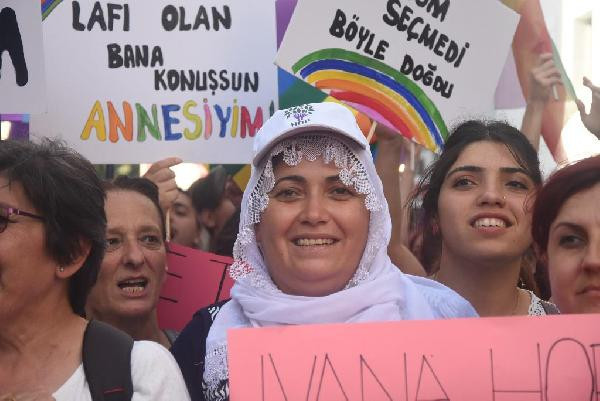 İzmir’de binler Onur Yürüyüşü’ndeydi: Bugün artık hissettiğin gibi olma günü - Resim: 4