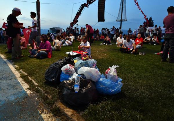 İzmir'de Muharrem İnce mitingi sonrası gençler çöpleri böyle topladı - Resim: 2