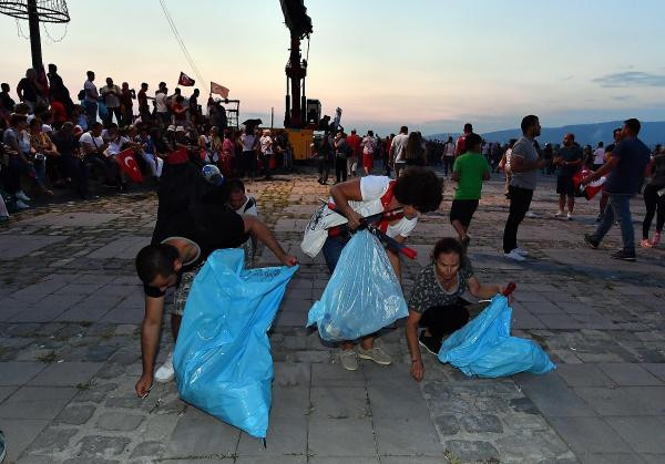 İzmir'de Muharrem İnce mitingi sonrası gençler çöpleri böyle topladı - Resim: 3