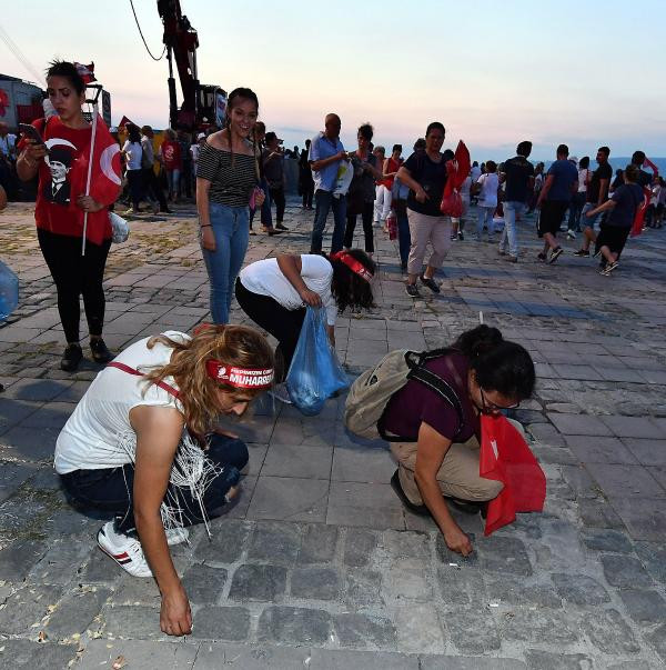 İzmir'de Muharrem İnce mitingi sonrası gençler çöpleri böyle topladı - Resim: 4