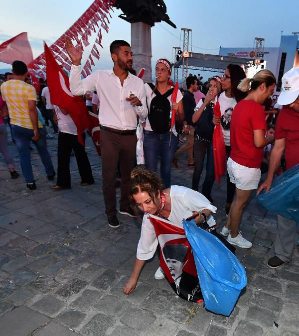 İzmir'de Muharrem İnce mitingi sonrası gençler çöpleri böyle topladı - Resim: 5