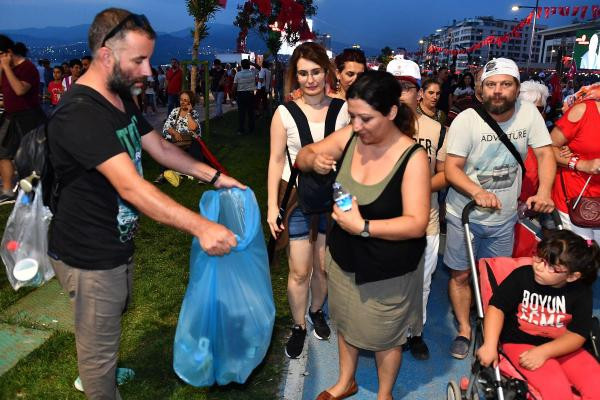 İzmir'de Muharrem İnce mitingi sonrası gençler çöpleri böyle topladı - Resim: 8
